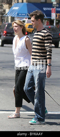 Claire Danes ed il fidanzato Hugh Dancy pranzeremo in un ristorante e prendere una passeggiata attraverso le strade di Manhattan a New York City, Stati Uniti d'America Foto Stock