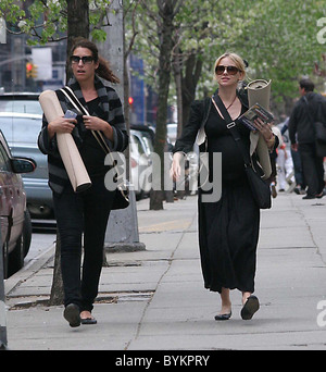 Naomi Watts a piedi attraverso Soho con un amico e portante una stuoia di pilates New York City, Stati Uniti d'America - 29.04.07 Baggoo/ACC Media/WENN Foto Stock