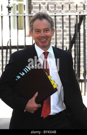 PM Tony Blair lascia 10 di Downing Street per la grigliatura a Primo Ministro del Tempo delle interrogazioni, oltre la ongong guerra in Iraq e il suo Foto Stock