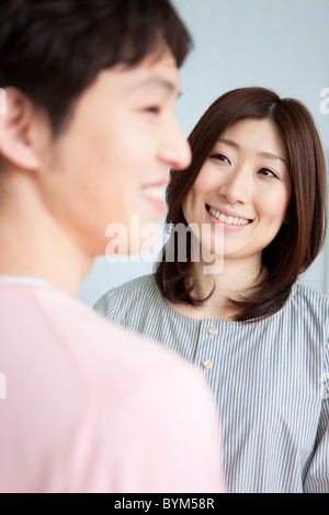 Coppia giovane sorridente Foto Stock