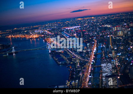 Tokyo Cityscape con Ponte di Arcobaleno di notte Foto Stock