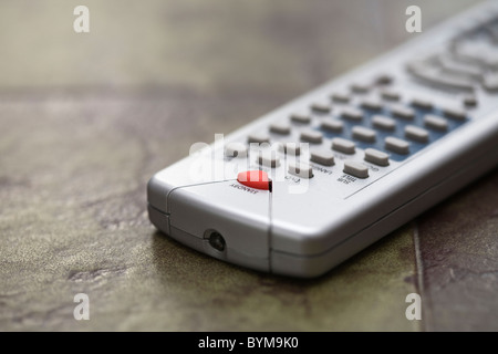 Il telecomando su un tavolo Foto Stock