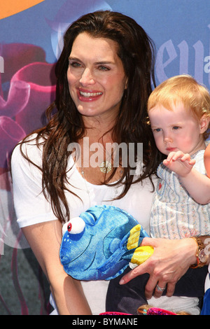 Brooke Shields con la figlia Grier Hammond Henchy Finding Nemo viaggio sottomarino di apertura - Arrivi presso il Disneyland Anaheim, Foto Stock