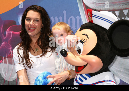 Brooke Shields con la figlia Grier Hammond Henchy Finding Nemo viaggio sottomarino di apertura - Arrivi presso il Disneyland Anaheim, Foto Stock