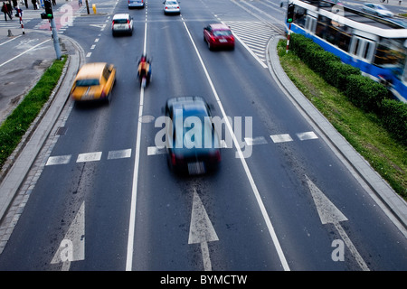 Automobili in motion blur su una strada di Wroclaw - la città con il più grande gli inceppamenti di traffico in Europa Foto Stock
