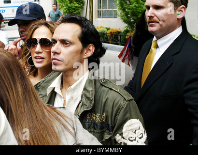 Jennifer Lopez e suo marito Mark Anthony il cinquantesimo nazionale annuale di Puerto Rican Day parade lungo la Quinta Avenue di New York City, Foto Stock