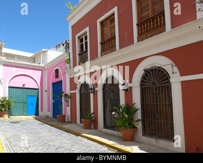 La vecchia San Juan Street con architettura coloniale, Puerto Rico Foto Stock