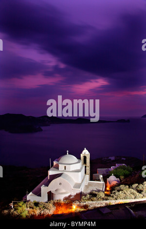 Panagia Thalassitra ("Vergine Maria del mare") Chiesa, sopra il villaggio di Plaka, a notte. Isola di Milos, Cicladi Grecia Foto Stock