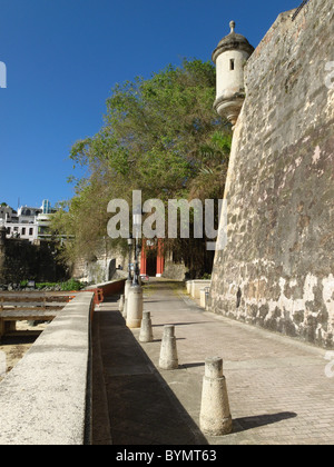 La passerella che conduce alla porta della città sotto le mura della città vecchia di San Juan, Puerto Rico Foto Stock