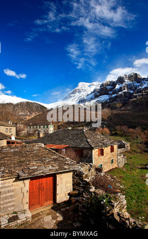 Megalo Papigo village, uno dei più belli della regione di Zagori, Epiro, Grecia. In BG Gamilla (o 'Astraka') mountain Foto Stock