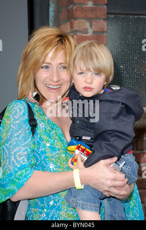 Edie Falco e Anderson Falco bambini per i bambini il carnevale di celebrità a vantaggio della Elizabeth Glaser pediatrici Foundation di New York Foto Stock