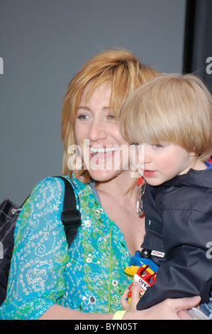 Edie Falco e Anderson Falco bambini per i bambini il carnevale di celebrità a vantaggio della Elizabeth Glaser pediatrici Foundation di New York Foto Stock