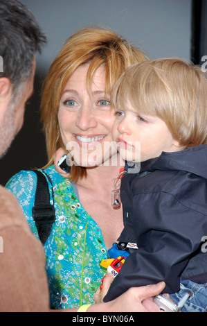 Edie Falco e Anderson Falco bambini per i bambini il carnevale di celebrità a vantaggio della Elizabeth Glaser pediatrici Foundation di New York Foto Stock