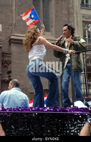 Jennifer Lopez e Marc Anthony il cinquantesimo nazionale annuale di Puerto Rican Day parade lungo la Quinta Avenue di New York City, Stati Uniti d'America - Foto Stock