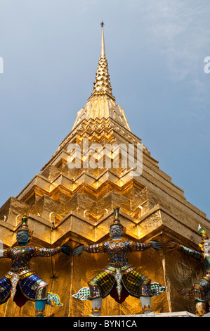 Statue intorno al golden Chedi, Wat Phra Kaeo, il Grand Palace, Bangkok, Thailandia Foto Stock