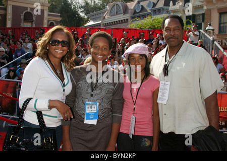 Dave Winfield e la sua famiglia Premiere Mondiale della Walt Disney Pictures " Pirati dei Caraibi: All'estremità del mondo" tenutasi presso Foto Stock