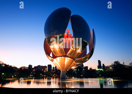 "Floralis Genérica' scultura, dall'arch. Eduardo Catalano. Posto a Nazioni Unite Square, il quartiere di Recoleta, Buenos Aires Foto Stock