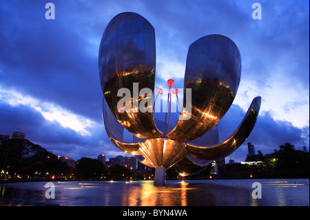 "Floralis Genérica' scultura, dall'arch. Eduardo Catalano. Posto a Nazioni Unite Square, il quartiere di Recoleta, Buenos Aires Foto Stock
