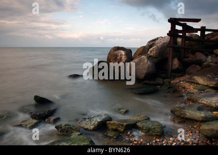 Seascape con resti di mare difese, Reculver Bay, Kent, England, Regno Unito Foto Stock