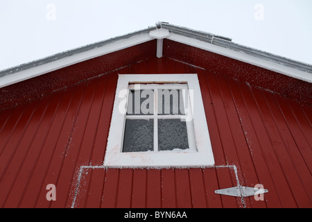 Parte superiore del vecchio granaio rosso con finestra in inverno in Iowa Foto Stock