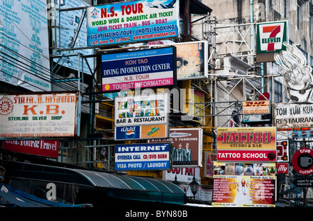 Shop annunci pubblicitari su Thanon Khao San street, Bangkok, Thailandia Foto Stock