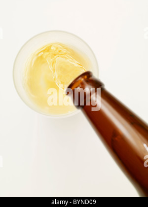 Birra che viene versata Foto Stock