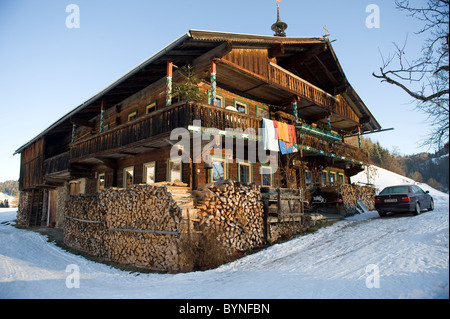 In legno tradizionale agriturismo in inverno in Niederau in Austria Foto Stock