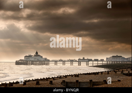 Eastbourne Pier, guardando da est a ovest Foto Stock