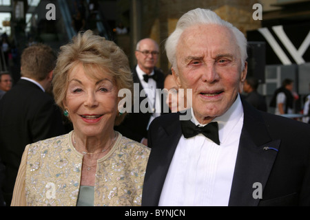 Anne Douglas & Kirk Douglas 35th AFI Life Achievement Award tenutosi presso il Teatro Kodak - Arrivi tenutosi presso il Teatro Kodak Foto Stock