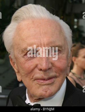 Kirk Douglas 35th AFI Life Achievement Award tenutosi presso il Teatro Kodak - Arrivi presso il Kodak Theatre di Hollywood, Foto Stock