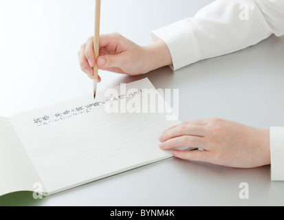 Donna mano umana tenendo premuto matita appunti scrivendo Foto Stock