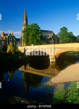 Una vista di Morpeth guardando oltre il ponte di Telford e fiume verdellino, Northumberland, Inghilterra Foto Stock