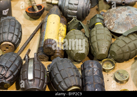 Una collezione di granate in mostra a Stoneleigh Militaria mostra Foto Stock