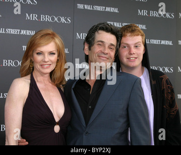 Marg Helgenberger e Alan Rosenberg, e il figlio di 'Mr. Brooks' Premiere del Teatro Cinese di Mann Los Angeles, CA - 22.05.07 Foto Stock