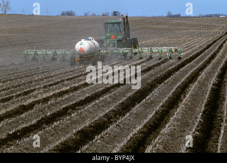 Agricoltura - Knifing-in ammoniaca anidra con sistema di guida GPS nel trattore / Illinois, Stati Uniti d'America. Foto Stock