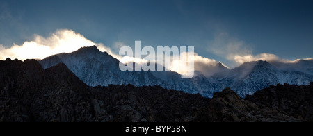 Tramonto con back lit montagne in Alabama colline con Lone Pine picco, Mt. Whitney e l Est Sierras in background. Foto Stock