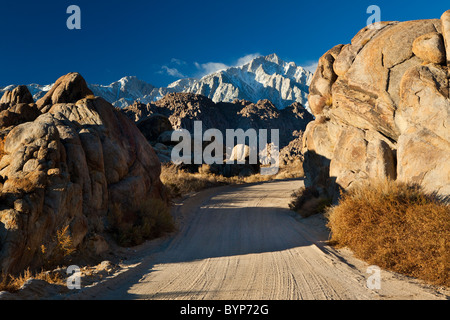 Strada sterrata in Alabama colline con le sierras in background. Alabama Hills, Lone Pine, California, Stati Uniti d'America. Foto Stock