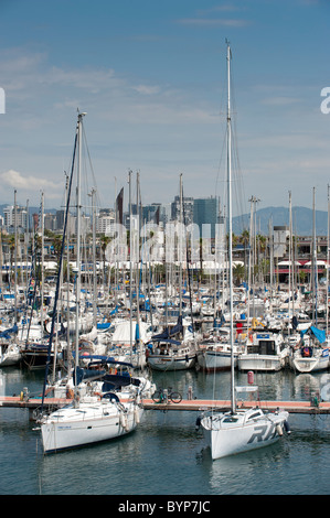 Ormeggiate barche Porto di Barcellona Barcellona Spagna Foto Stock