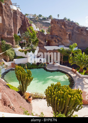 Il giardino piscina in Lagomar una volta a casa di Omar Sharif progettato da Cesar Manrique ora un museo locale notturno e di un ristorante gourmet Foto Stock