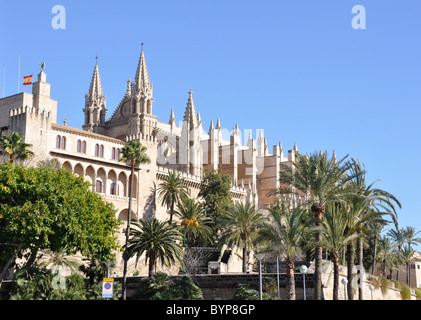 Palma De Mallorca Cattedrale noto come La Seu , consiste di struttura Gothic-Levantine seduta che si affaccia sulla baia di Palma Foto Stock