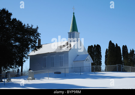 Pittoresca chiesa cattolica cimitero e Cappella in cima a una coperta di neve collina nel nord dell'Illinois. Foto Stock