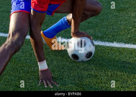 Gli stati di Haitian National Soccer team si allunga le gambe durante il warm-up prima del match di esibizione di Austin in Texas. Foto Stock