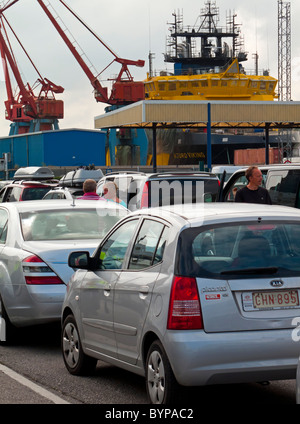 Automobili in attesa a bordo di un traghetto passeggeri a Bilbao in Spagna settentrionale Foto Stock