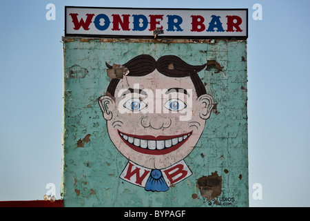 Stati Uniti d'America, New Jersey, Asbury Park, scheggiati e vernice di cracking di Wonder Bar segno lungo la passerella sul pomeriggio estivo Foto Stock