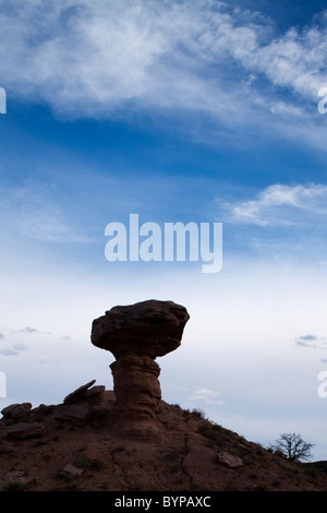 Stati Uniti d'America, Nuovo Messico, Tesuque, Silhouette di Camel Rock formazione al tramonto Foto Stock