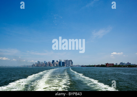 Stati Uniti d'America, New York New York City, skyline di Manhattan da Staten Island Ferry in mattinata estiva Foto Stock