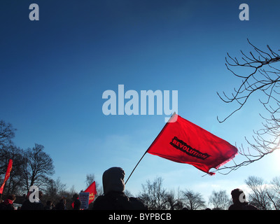 Fotocamere digitali Olympus immagine di studente manifestanti con la bandiera della rivoluzione in Manchester Regno Unito contro le tasse di iscrizione sorge Foto Stock