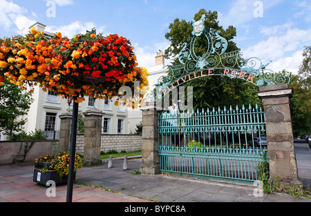 Pittville Park gate, Cheltenham, Gloucestershire, Inghilterra Foto Stock