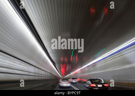 Stati Uniti d'America, New York New York City, immagine sfocata di circolazione attraverso il Tunnel Holland Foto Stock