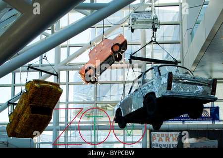 Stati Uniti d'America, Ohio, Cleveland, vista interna di automobili sospeso all'interno di Rock and Roll Hall of Fame progettato da I. M. Pei Foto Stock